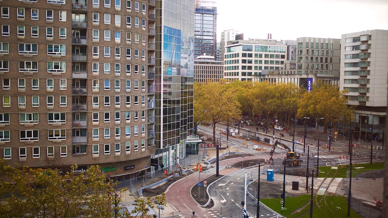Uitzicht vanuit de zaak over het Hofplein en het centrum van Rotterdam
